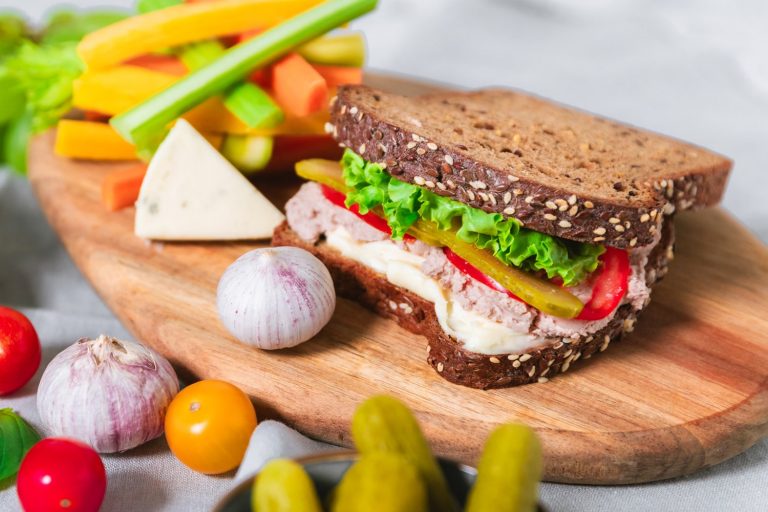 Enostaven in preprost recept za sendvič s Kekec pašteto je odlična ideja za malico. Poceni prigrizek za goste. Ideje za hiter obrok.
