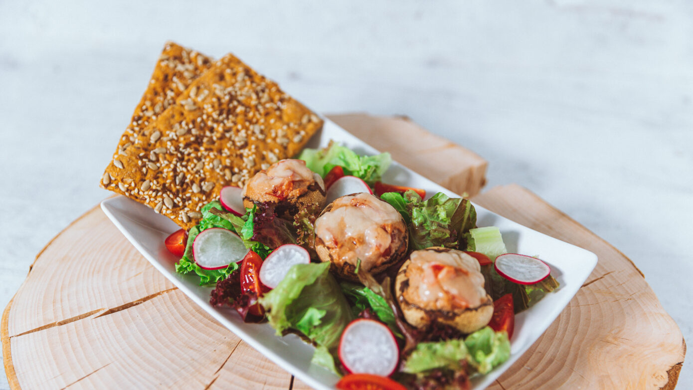 Če ste že poskusili šampinjone pečene v pečici ali pripravili polnjene gobe, poskusite še recept nadevane gobe s Kekec piščančjo pašteto.